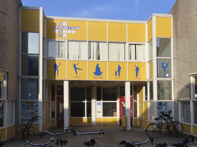 851475 Gezicht op de entree van het sociaal culturele ontmoetingscentrum Podium Oost (Oudwijkerdwarsstraat 148) te Utrecht.